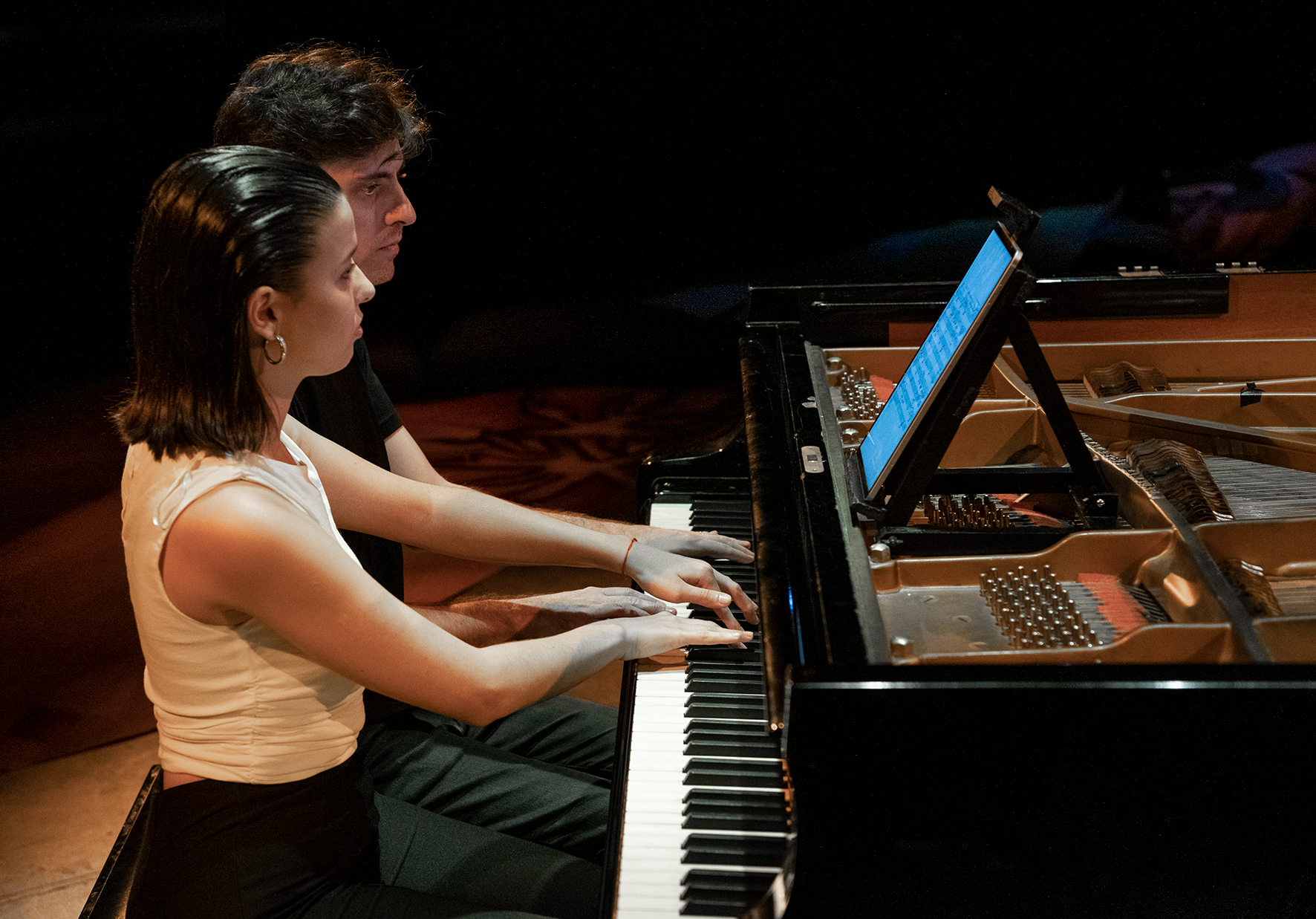 Piano a cuatro manos Piano a cuatro manos